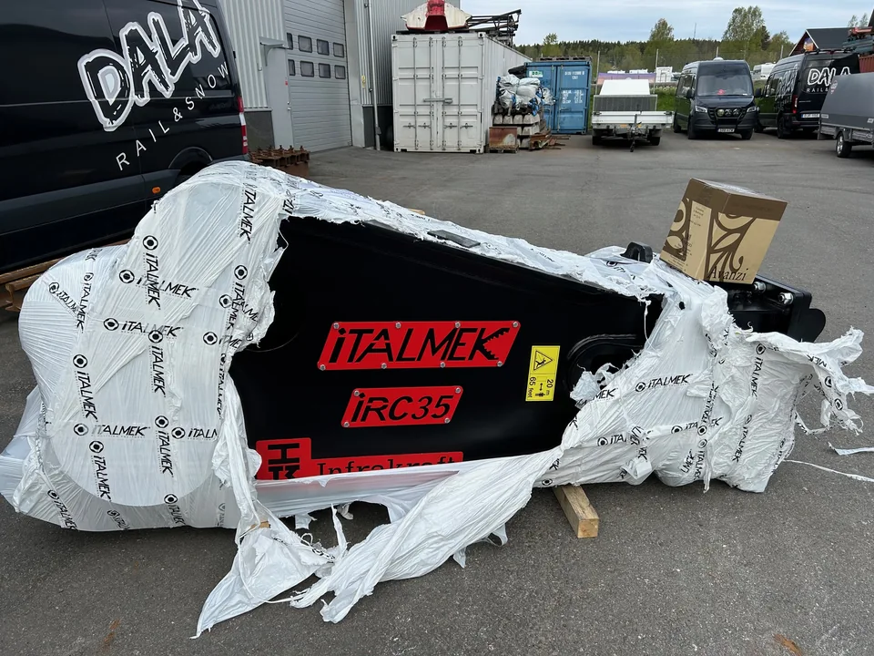 Ny ITALMEK IRC 35-rälsknäck i transportemballage inför leveransen till Malmbanan