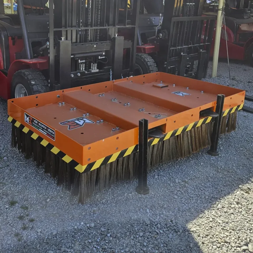Orange M3-soputrustning med stålborstar monterad på en gaffeltruck